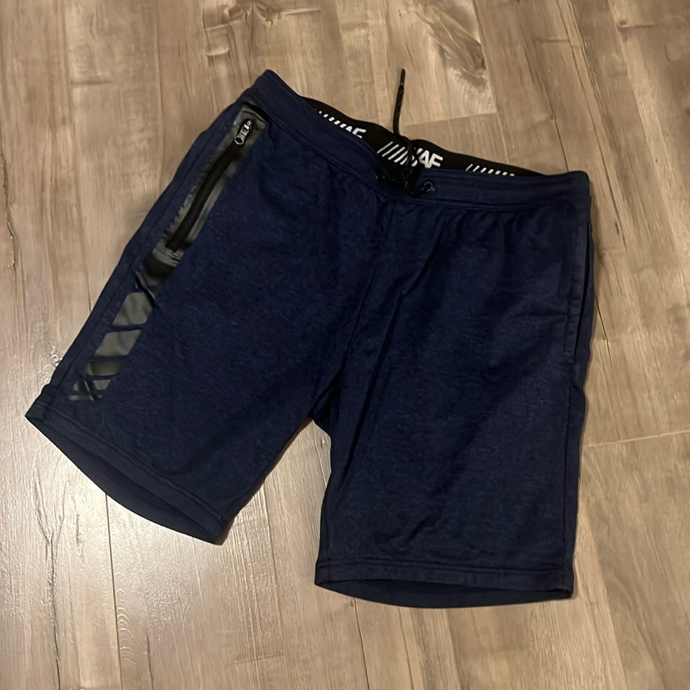 American Eagle Outfitters. Active Flex Men’s Shorts. Tie front w/zipper pockets.